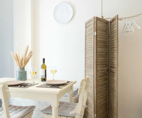 卡马利淡蓝之窗公寓 *